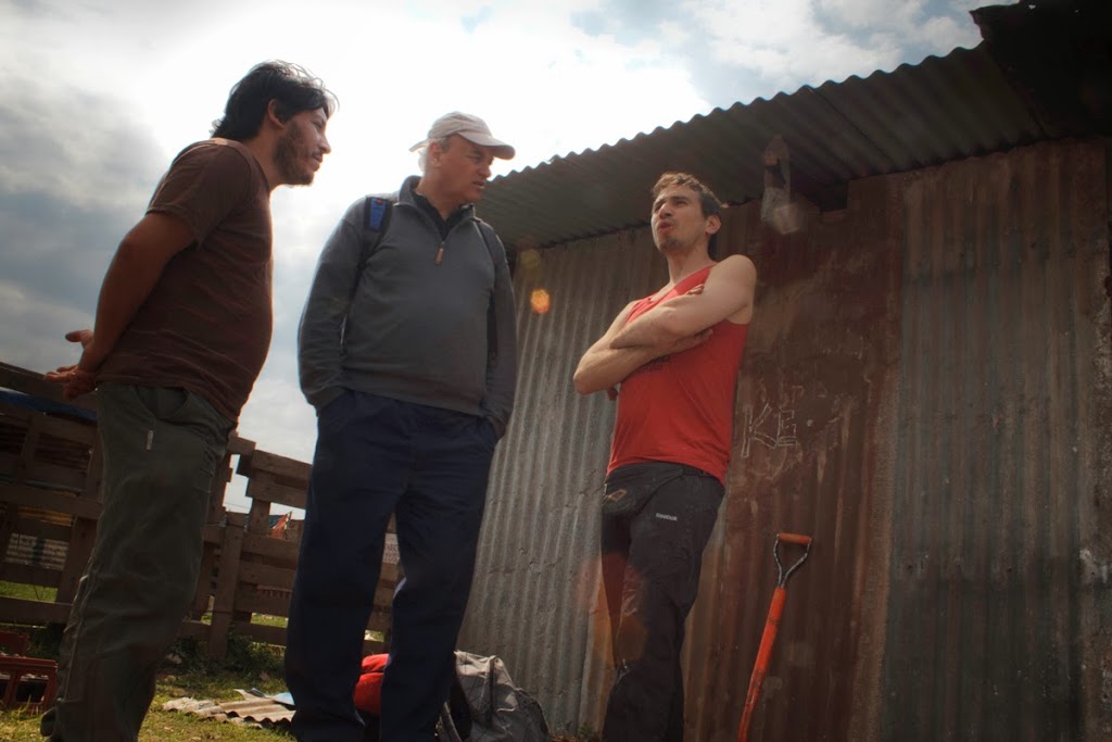 Raúl Zibechi en barrio Cabal, junto a Los Cucos.
