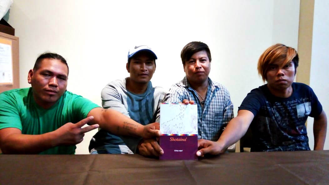 Autores tomando libro