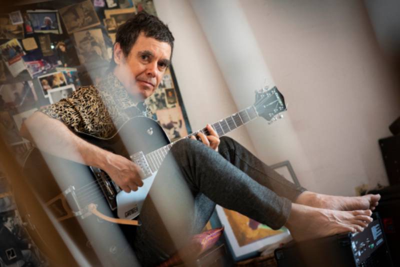 fernando cabrera fernando cabrera con una guitarra negra