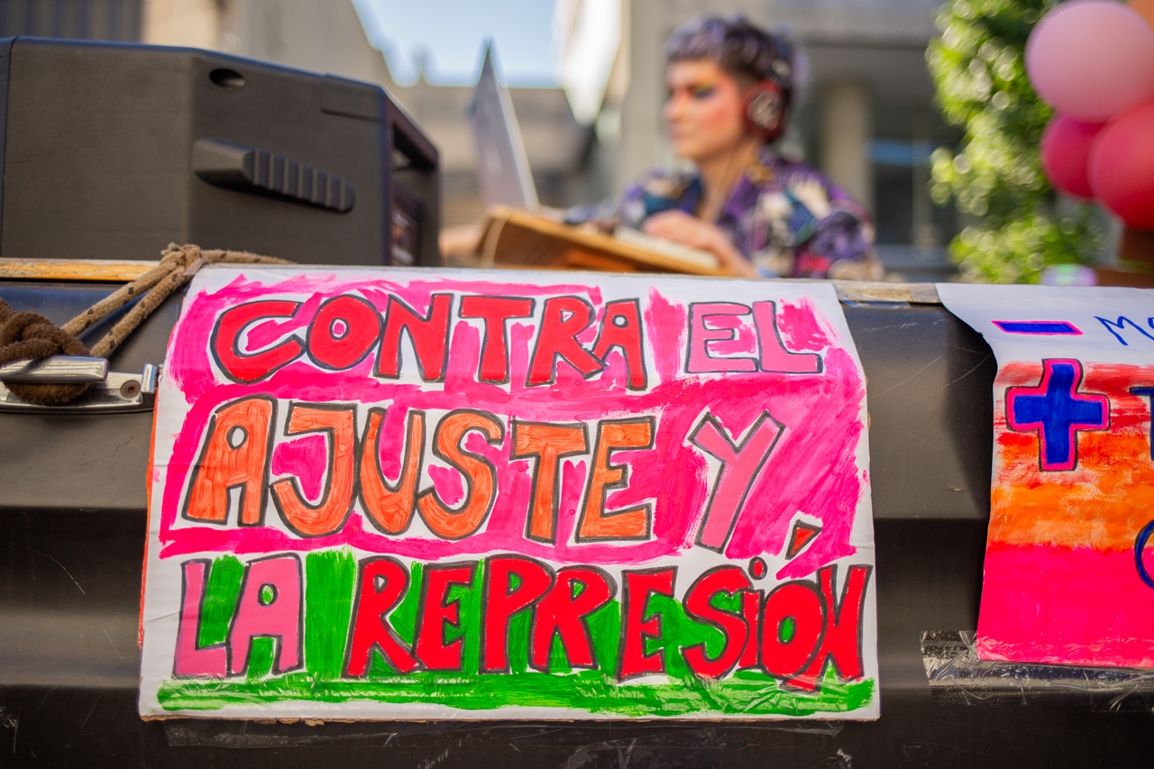 Marcha del Orgullo 2024 (10) mesa del orgullo asamblea ni una menos género y diversidad