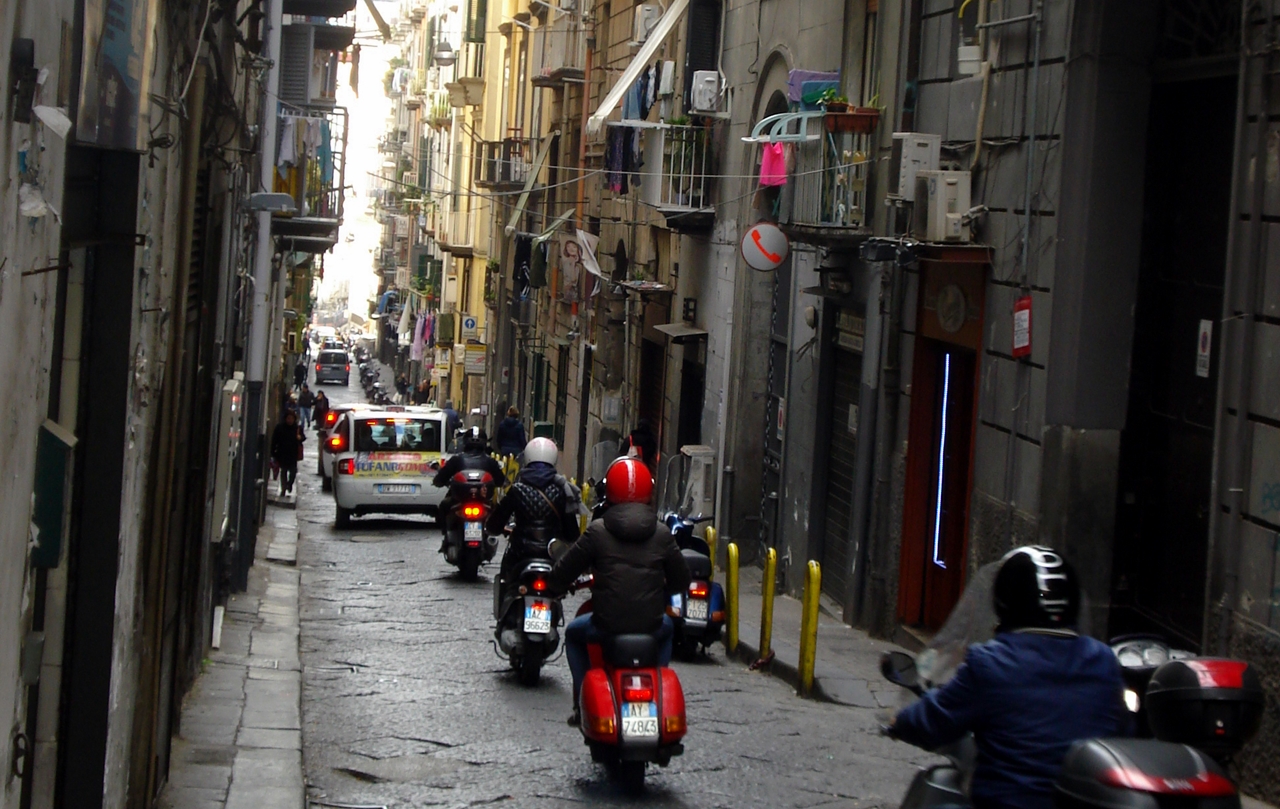 Pasillo para el tránsito. El trazado original de Nápoles, creado para peatones, se usa para todo tránsito.