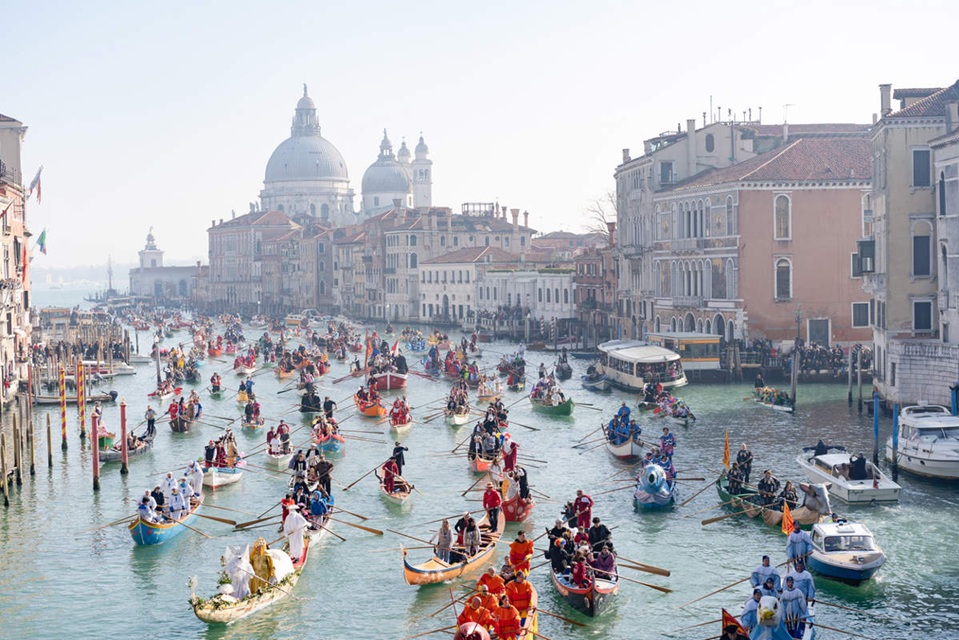 Carnaval sobre el agua. Desde el siglo XIII los colores invaden los canales de Venecia en época de carnaval. Foto ISTOCK carnaval venecia