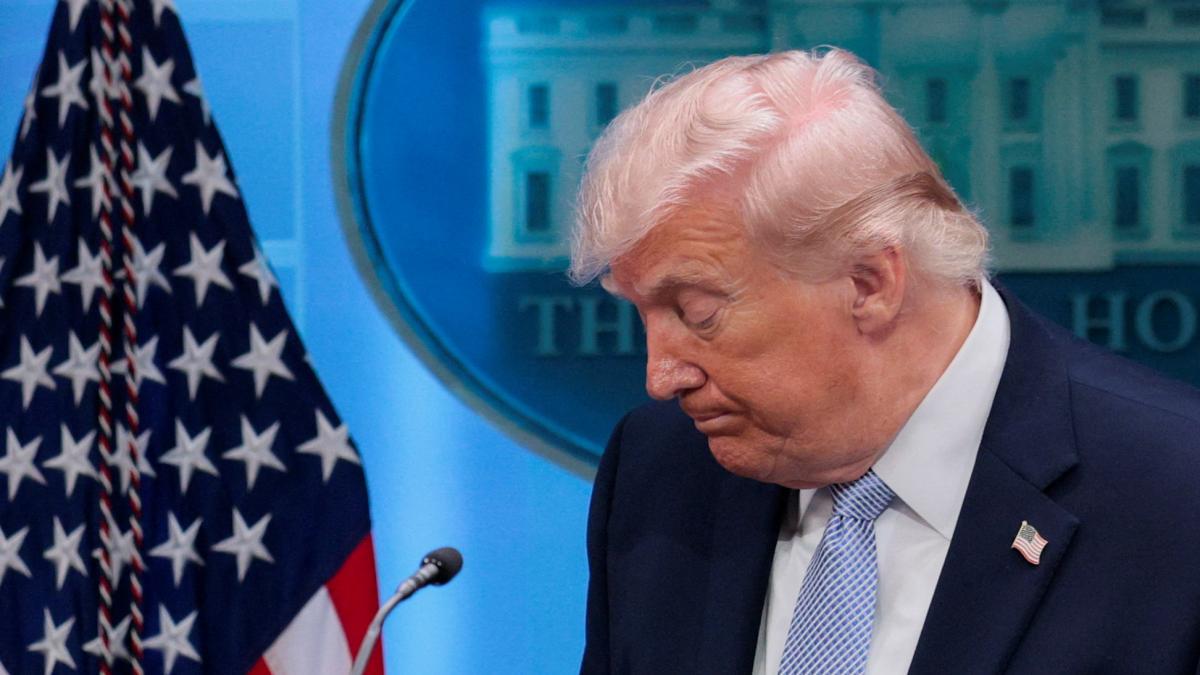 el-presidente-de-eeuu-donald-trump-abandona-la-sala-de-prensa-de-la-casa-blanca-tras-hablar-con-los-medios-el-6-de-abril-de-2026