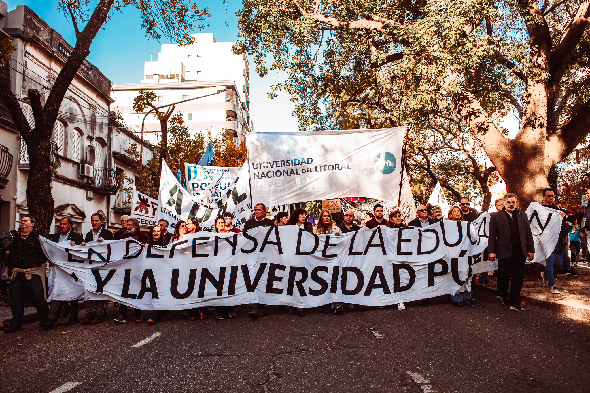 Marcha universitaria - 12-5-26-6 sueldos universitarios