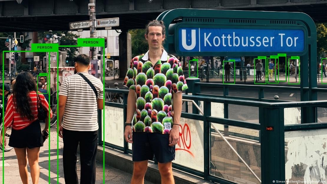 camisa Simon Weckert vigilancia